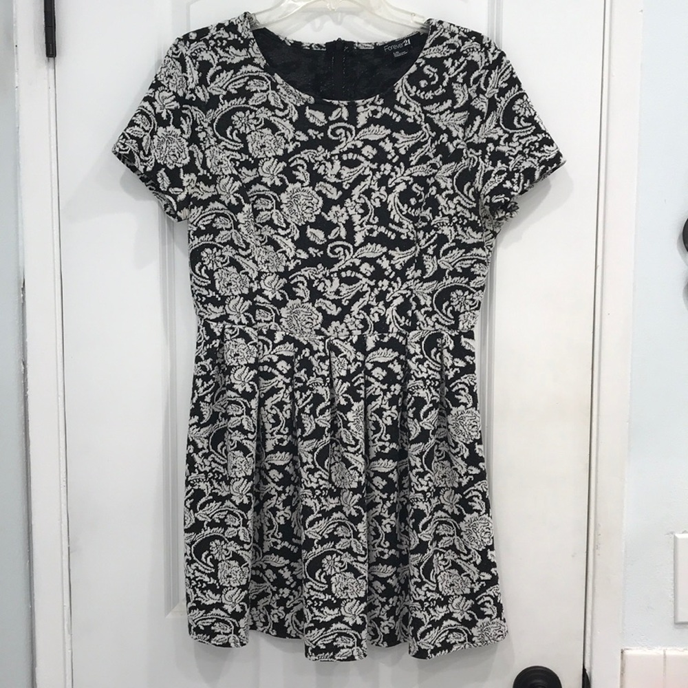 Forever 21 B&W Floral Dress Size Large